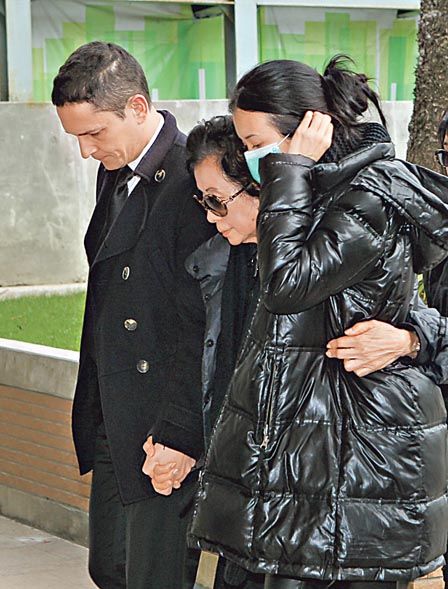 莫文蔚与德国籍夫婿全程照顾着莫妈妈