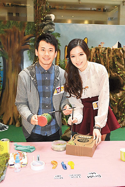 黄芷晴与陈宇琛用青苔制作绿色乐器。