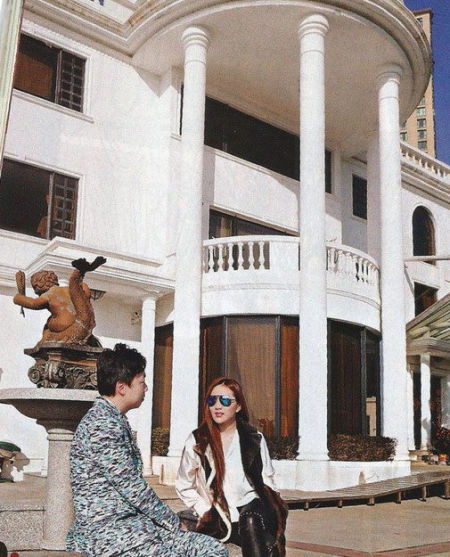 大宅内有欧陆风格的铜像