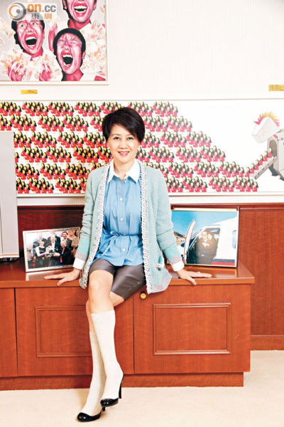 四太梁安琪刚上任保良局主席，坐在主席室内的她，散发自信的美丽。