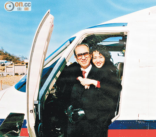 赌王何鸿燊带四太乘坐首架拥有的直升机，四太从后紧抱赌王，尽显恩爱