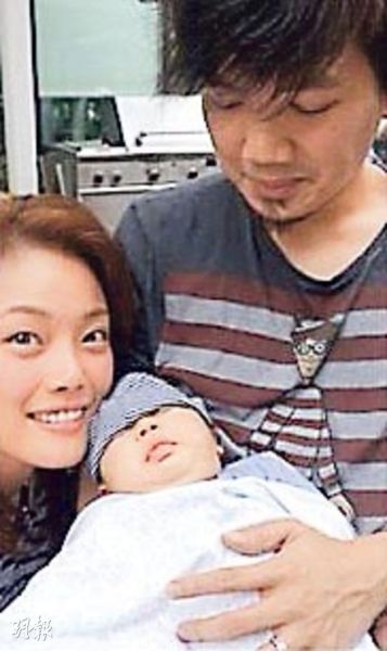 容祖儿探望音乐监制冯翰铭的宝宝，表现开心。