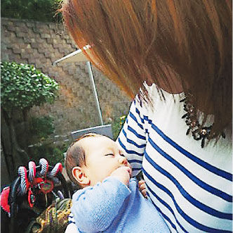 容祖儿抱宝宝挺熟练的。