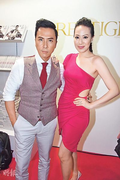 甄子丹的玫红色领带与太太汪诗诗的晚装十分相衬