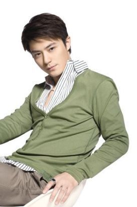 南都讯 日前,有媒体在横店目击到叶璇[微博]和霍建华共撑一把伞,在