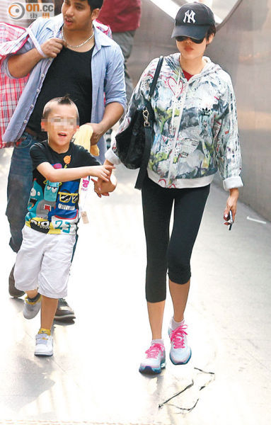 孙佳君伸手捉住淘气的儿子，以免他在人来人往的中环走失。