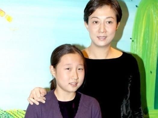 吴绮莉女儿遗传了父亲成龙的样貌 