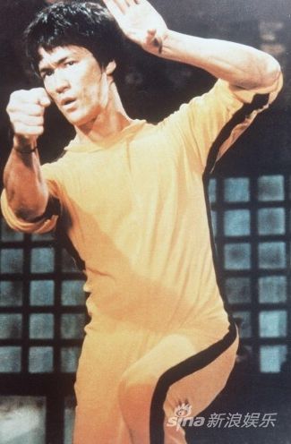 李小龙在电影《死亡游戏》中穿这黄色赛车服的经典造型.