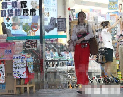 姚采颖独自一人