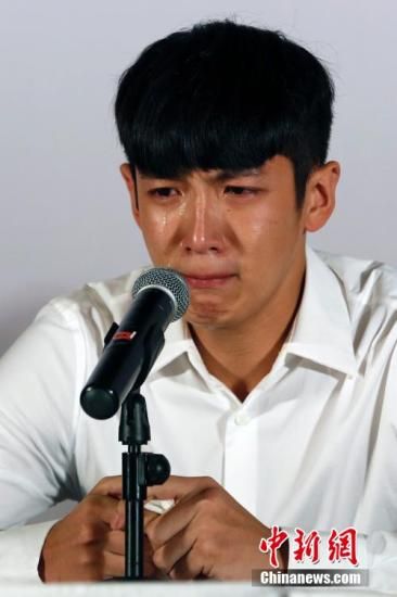 柯震东道歉会现场泣不成声.中新社发 韩海丹 摄