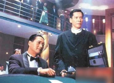 在《赌神》中，向华强（右）饰演龙五