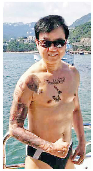 黄百鸣真材实料，难怪经常自豪地展示自己的六块腹肌。