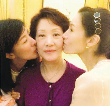 李嘉欣与姐姐李嘉明亲吻妈妈