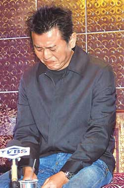 痛哭流涕鞠躬道歉 由于涉嫌吸食大麻而备受关注的中国台湾艺人庹宗康