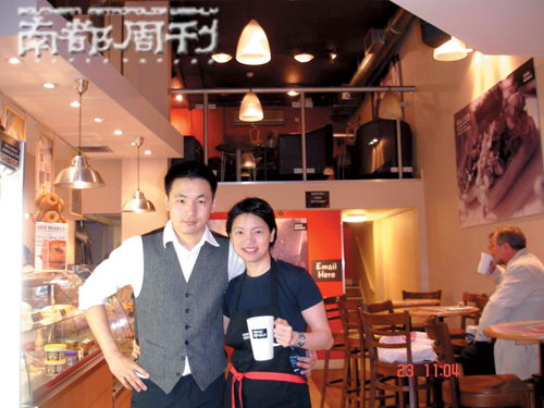 璩美凤和比自己小十岁的老公Simon在伦敦自己开的咖啡店中留影。