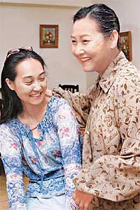 张美瑶与女儿在一起