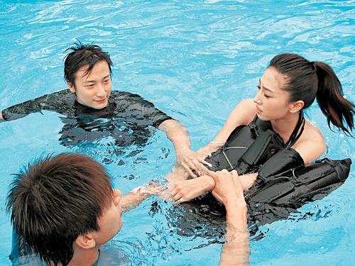 组图:贾晓晨泳装透视露胸垫 方力申湿身护花