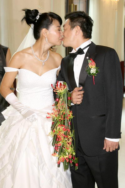 组图伊林模特总监完婚三大金钗组伴娘团祝贺