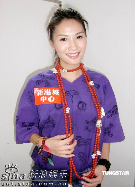 组图袁彩云跳起非洲舞与异国灰鹦鹉深情对话