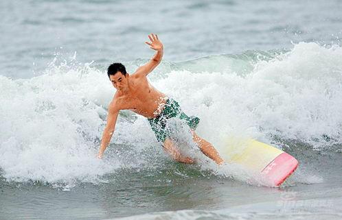 组图:任贤齐海边冒险冲浪 背妻与众美女嬉戏