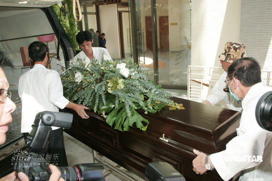 组图钟楚红送别亡夫朱家鼎周润发到场悼念