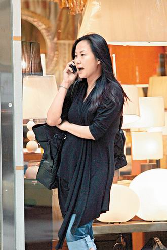 汤宝如产后亮相街头未坐满月脸色苍白