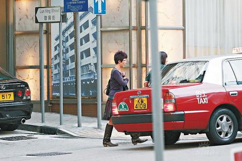 明星全接触 正文  新浪娱乐讯 2007年9月28日,香港,关菊英 (听歌) 早