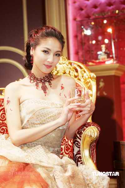 组图:陈思璇化身美艳公爵夫人 品尝尊爵威士忌