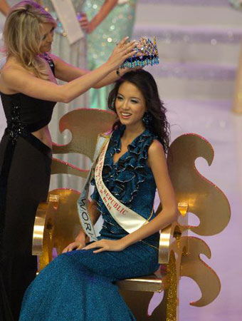 12月1日，中国小姐张梓琳获得第57届世界小姐总决赛冠军。新华社记者王海京摄