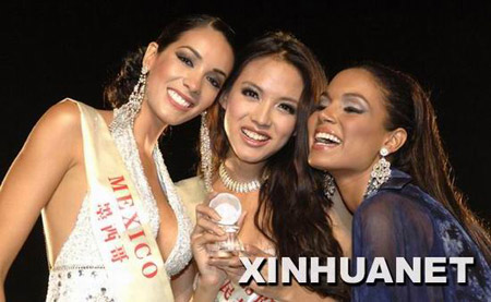 <div align=left>　　资料图片：世界小姐总决赛最佳模特冠亚季军获得者中国小姐张梓琳(中)、墨西哥小姐(左)和波多黎各小姐(右)合影</div>
