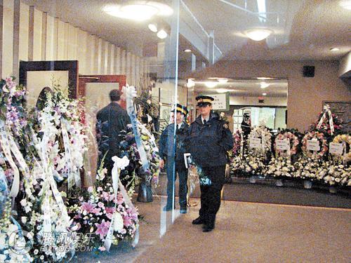 逾200个向肥姐致哀的花圈遍布科士兰墓园,传闻由郑少秋所送的白玫瑰花圈亦现身礼堂