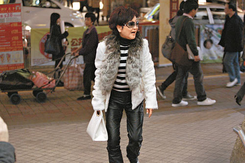 组图:狄波拉恢复心情逛街 对记者有礼不抗拒