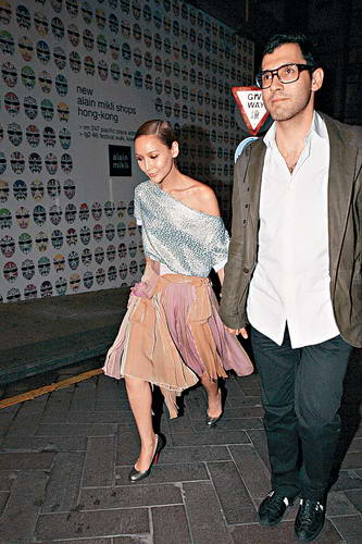 中田英寿座驾被赶与绯闻女友无缘碰面 组图 手机新浪网