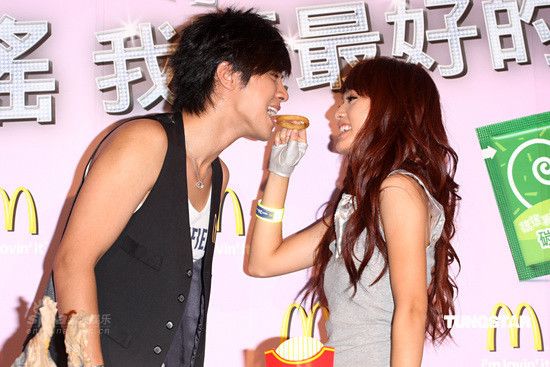 组图:罗志祥杨丞琳活动现场"接吻"不怕绯闻