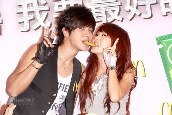 组图:罗志祥杨丞琳活动现场"接吻"不怕绯闻