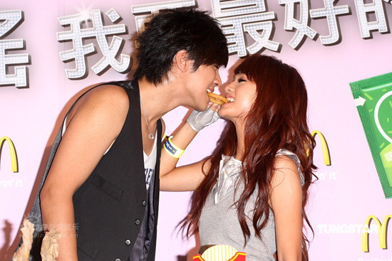 组图:罗志祥杨丞琳活动现场"接吻"不怕绯闻