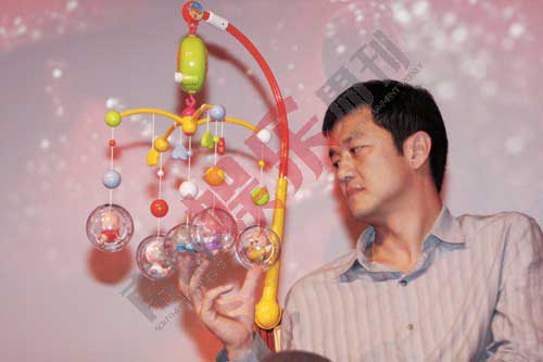 李亚鹏在新剧发布会上一直专注地盯着儿童玩具，看得出求子心切。