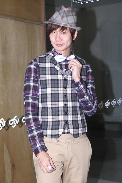 介入导演于华坤(保哥)及潘仪君恋情之事,他直言保哥处理方式像"混球"