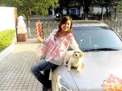 轿车：靠着自己家的小轿车，很威风。