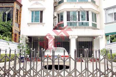 据称张茆以前就住在这栋一层是诊所二层的小洋楼，而根据张茆散落在网络的图片分析，这里确实是她在海口的住