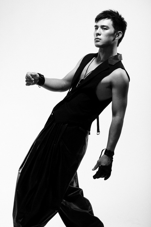 窦智孔健硕身材