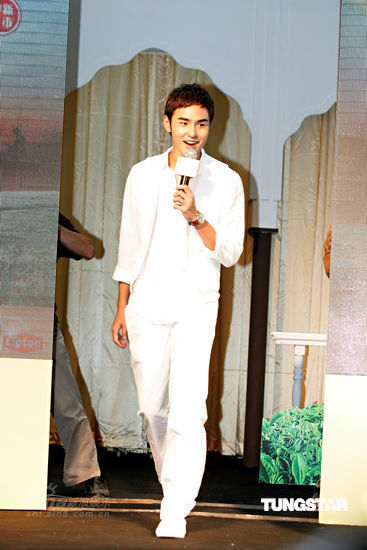 阮经天白马王子装代言(图)