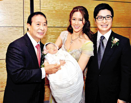 李兆基(左一)开心地与李家诚、徐子淇和李晞儿合影