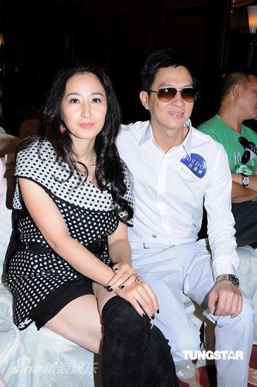 张家辉和关咏荷 新浪娱乐讯 10月28日,甄妮,谢贤及女友,张家辉,关咏荷