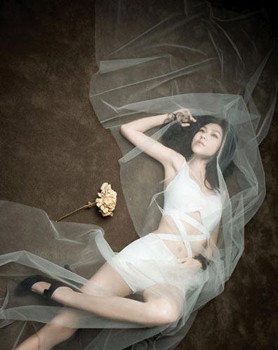 蒙白纱展示完美身姿