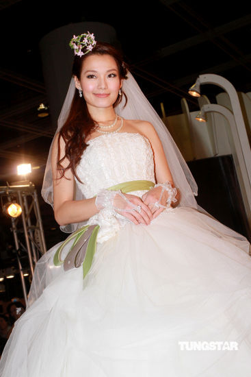 组图:吕慧仪春日婚纱秀 否认曾与丛培昆谈恋爱