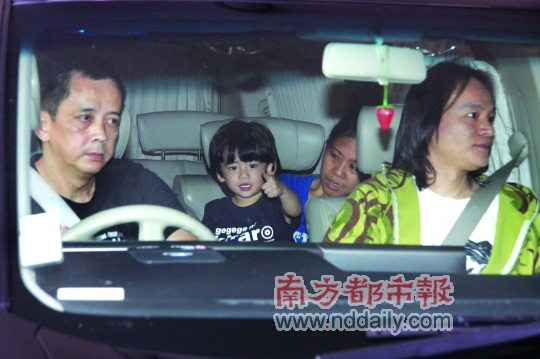 5月11日，香港。在中午谢霆锋到达医院后（小图），下午3时左右，Lucas由谢霆锋助手“表哥”带离医院，期间记者上前包围拍照访问。Lucas一路脸带笑容向记者做“打手枪”的手势，由助手接送上黑色私家车离开