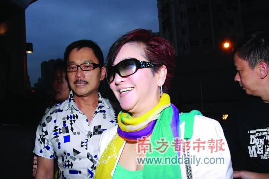 傍晚时分拉姑开心现身才告知记者确切生产日期