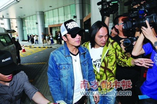 谢霆锋看望太太