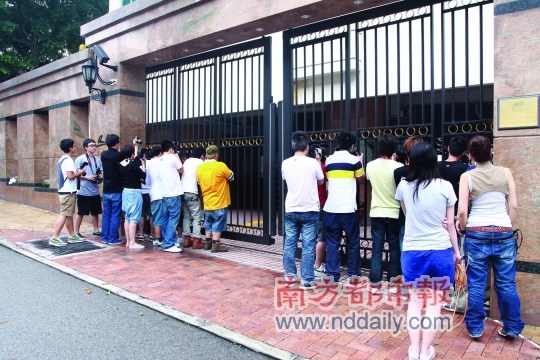 谢家外，连日来都蹲守着大批香港媒体记者